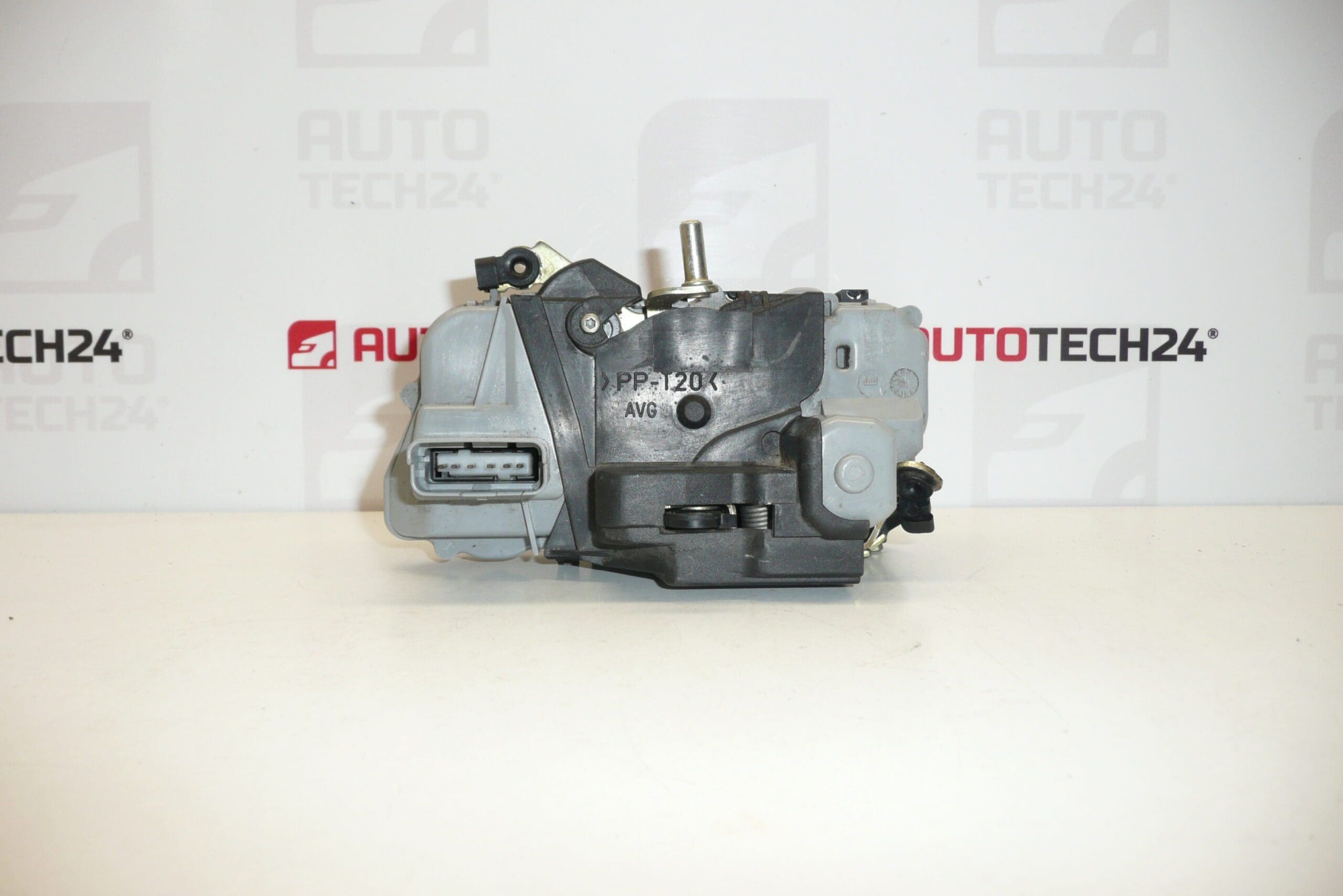 Fechadura da porta dianteira esquerda Citroën Xsara Picasso 9135H5