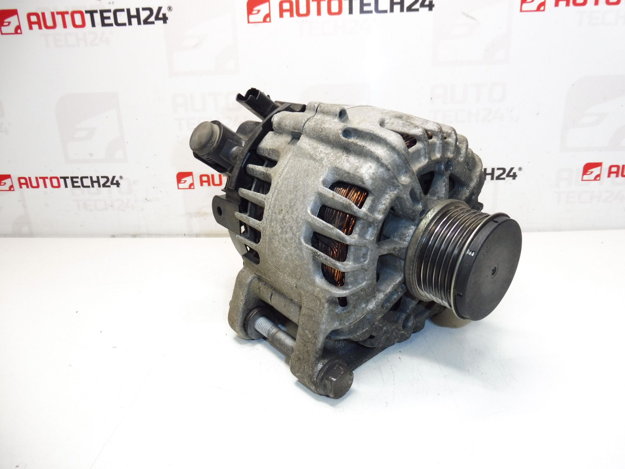 Alternador Valeo FG15T168 Citroën Peugeot 9826573480