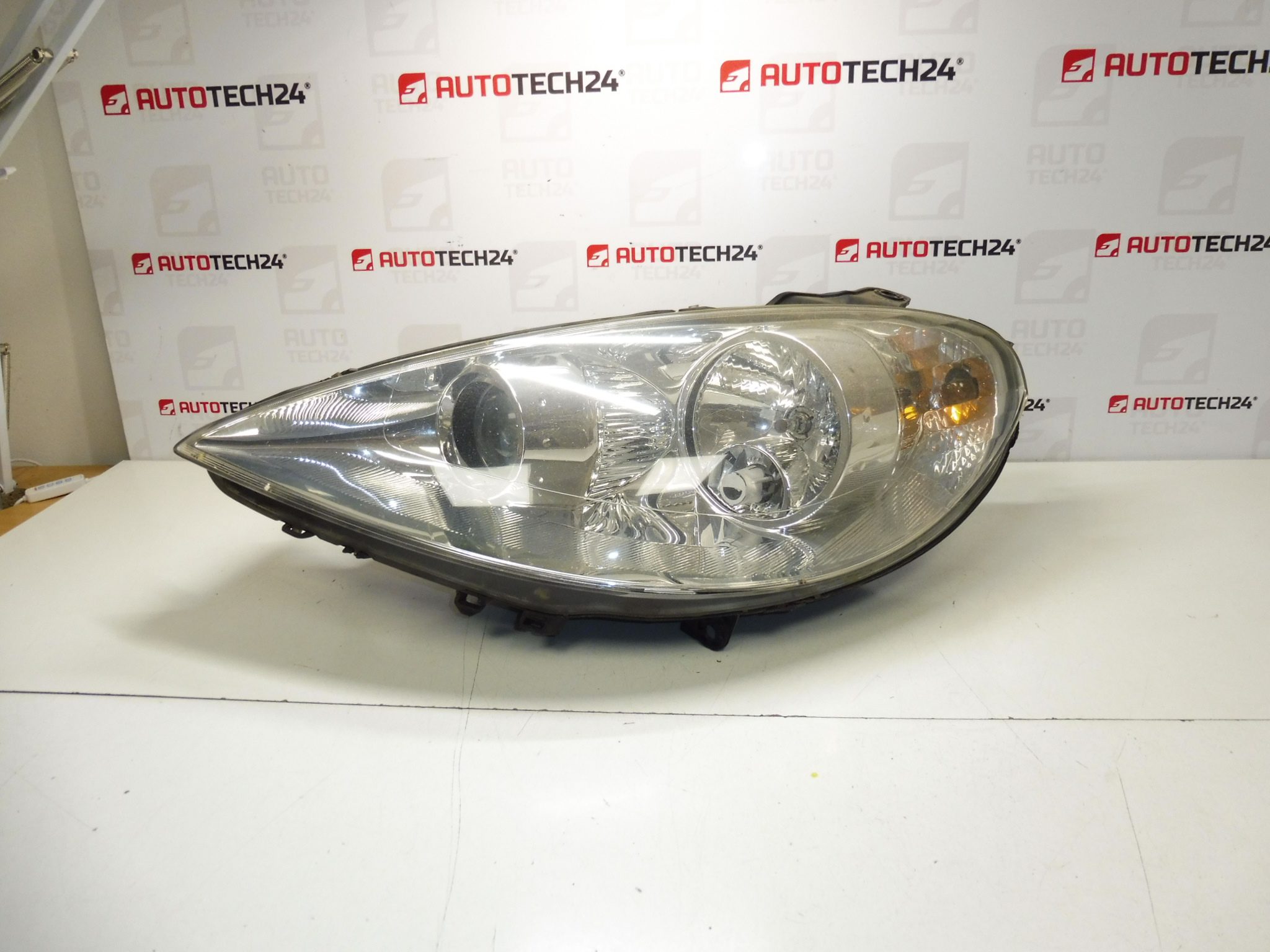 Farol dianteiro esquerdo Peugeot 807 1400964380 89901574 6208F1